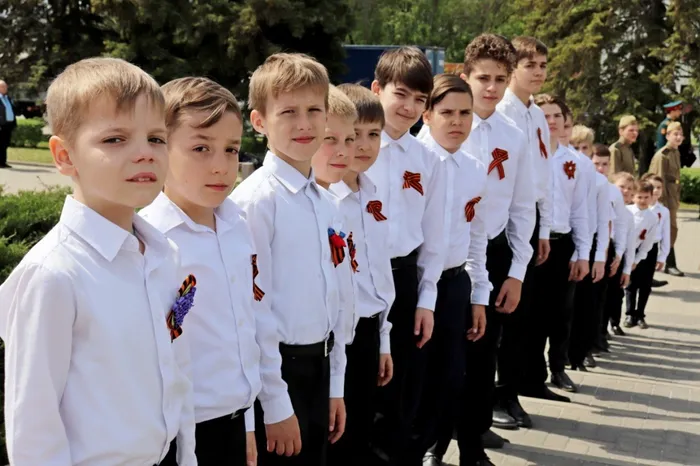 Торжественное возложение к стеле "Ростов-на-Дону город воинской славы" состоялось сегодня 8 мая, в канун праздника Великой Победы. Песню А. Юрпалова"Спасибо деду за Победу!" исполняют Ю. Теличенко и сводный хор мальчиков ДМШ им. М. М. Ипполитова-Иванова, ансамблей "Соколики" ДШИ им. Н.А. Римского-Корсакова, "Канареечка" ЦРТДиЮ Первомайского района г. Ростова-на-Дону.