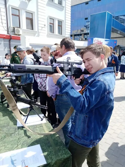 6 мая 2021 года на главный жд-вокзал Ростова приехал легендарный поезд «Победы». Встречать поезд пришло много людей, в том числе наши школьники с родителями . Мероприятие сопровождалось выступлениями творческих коллективов . Всё желающие смогли отведать блюда полевой кухни, почувствовать себя автоматчиками и водителями военных машин.&nbsp;Но, самое главное, что все получили массу приятных эмоций!