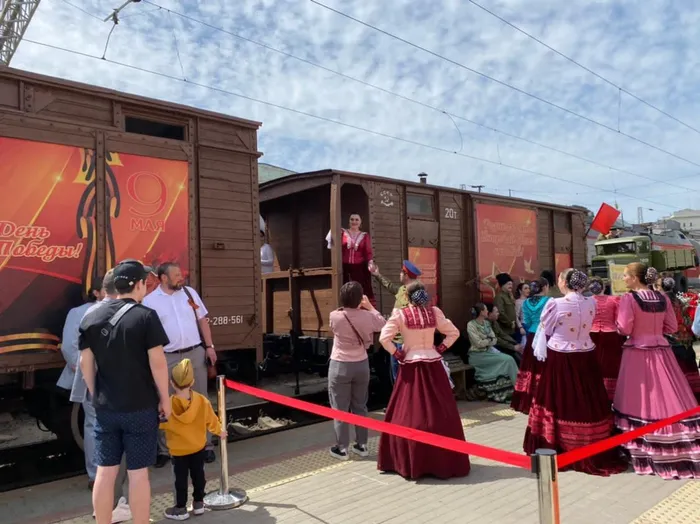 6 мая 2021 года на главный жд-вокзал Ростова приехал легендарный поезд «Победы». Встречать поезд пришло много людей, в том числе наши школьники с родителями . Мероприятие сопровождалось выступлениями творческих коллективов . Всё желающие смогли отведать блюда полевой кухни, почувствовать себя автоматчиками и водителями военных машин.&nbsp;Но, самое главное, что все получили массу приятных эмоций!