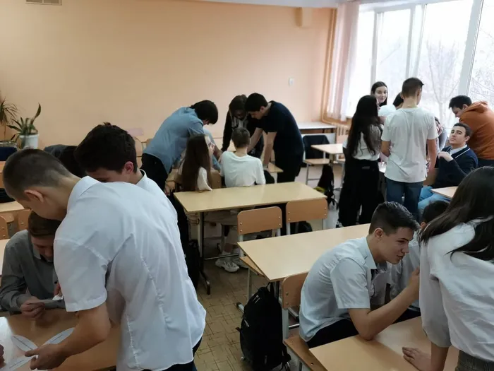 1 декабря прошёл всемирный день борьбы со СПИДОМ.
Педагоги провели нам классный час и рассказали факты о СПИДе, пути передачи и профилактики заболевания. В конце часа мы решали задания на закрепление знаний про СПИД.