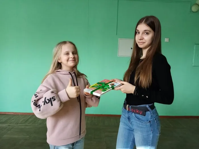 Ежегодно, 14 февраля отмечается Международный день дарения книг.

Ученицы 6 "Г" и 9 "В" классов присоединились к Всероссийской акции "Подари книгу", оформив книги и подарив их друг другу.