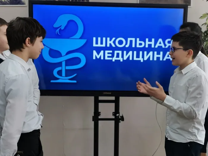 6 апреля 2021 года в преддверие Всемирного дня здоровья, команда Молодые медики школы» приняли участие в он- лайн трансляции «Школьная медицина. Жизнь прекрасна!» , в рамках которой состоялся квиз на тему «Здоровый образ жизни». Квиз провели Алина Гулько, студент РостГМУ и Роман Поликарпов, заместитель главного врача по профилактике МБУЗ «ДБ № 1».