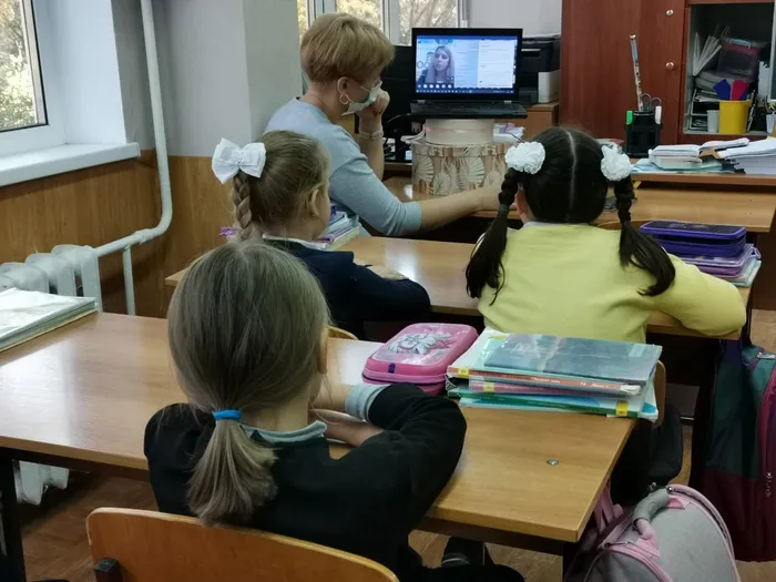 15 октября 2020 года, состоялось он-лайн мероприятие,в рамках проекта “ Живая книга», в котором приняли участие обучающиеся 2 « В» класса и классный руководитель Войнова Анна Александровна .