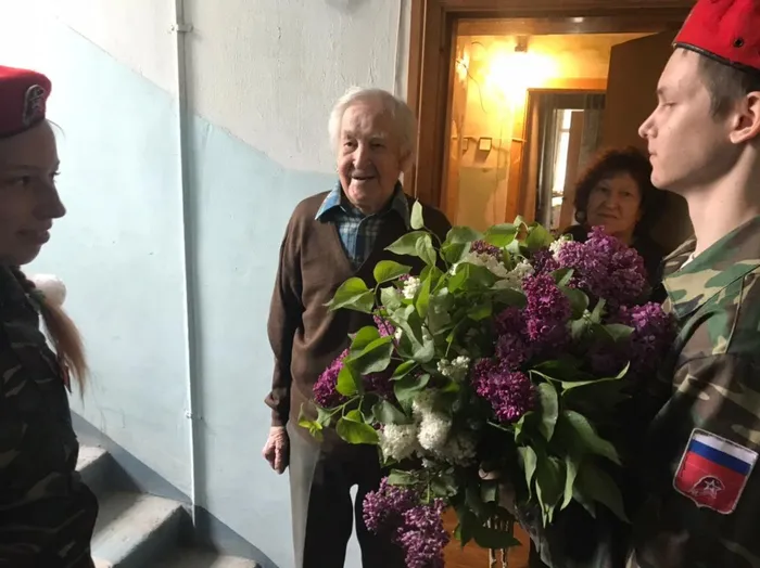 1С праздником&nbsp; &nbsp;Победы в Великой Отечественной войне юнармейцы школы тепло&nbsp; поздравили&nbsp;ветеранов&nbsp; &nbsp;Великой&nbsp; Отечественной войны&nbsp;Ивкович Николая Прохоровича и Дюмину Надежду Григорьевну.