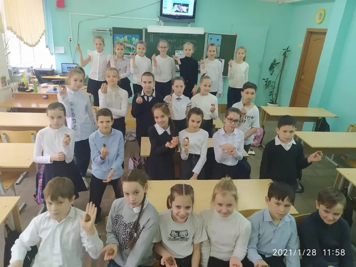 28 января 2021 года ученики 4 "Г" класса приняли участие во Всероссийской акции «Блокадный хлеб», цель которой – передать и сохранить память о страшных днях блокады, перенесенных жителями Ленинграда.