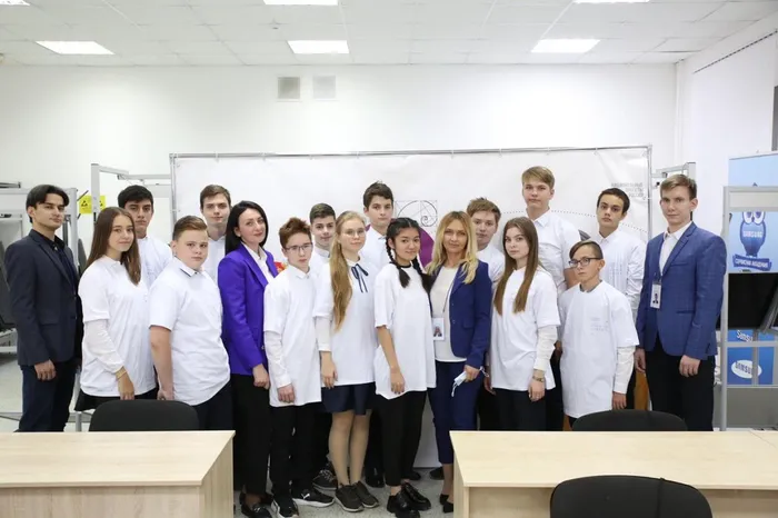 2 октября 2020 года ученики нашей школы - Зинько Юрий, Будьков Вячеслав, Саакян Альберт , под руководством заместителя директора - Шаповаловой Ольги Николаевны , приняли участие в профпробах , в рамках реализации проекта «Билет в будущее», которые проходили на базе площадки РКСИ . Мероприятие посетили - Председатель Правительства Российской Федерации Михаил Владимирович Мишустин, Министр просвещения Российской Федерации Сергей Сергеевич Кравцов и Губернатор Ростовской области Голубев Василий Юрьевич.