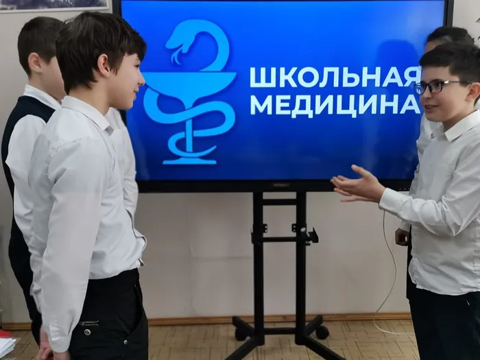 6 апреля 2021 года в преддверие Всемирного дня здоровья, команда Молодые медики школы» приняли участие в он- лайн трансляции «Школьная медицина. Жизнь прекрасна!» , в рамках которой состоялся квиз на тему «Здоровый образ жизни». Квиз провели Алина Гулько, студент РостГМУ и Роман Поликарпов, заместитель главного врача по профилактике МБУЗ «ДБ № 1».