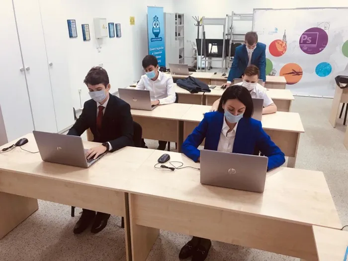2 октября 2020 года ученики нашей школы - Зинько Юрий, Будьков Вячеслав, Саакян Альберт , под руководством заместителя директора - Шаповаловой Ольги Николаевны , приняли участие в профпробах , в рамках реализации проекта «Билет в будущее», которые проходили на базе площадки РКСИ . Мероприятие посетили - Председатель Правительства Российской Федерации Михаил Владимирович Мишустин, Министр просвещения Российской Федерации Сергей Сергеевич Кравцов и Губернатор Ростовской области Голубев Василий Юрьевич.