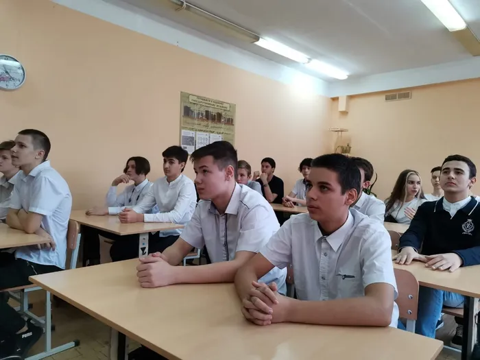 1 декабря прошёл всемирный день борьбы со СПИДОМ.
Педагоги провели нам классный час и рассказали факты о СПИДе, пути передачи и профилактики заболевания. В конце часа мы решали задания на закрепление знаний про СПИД.