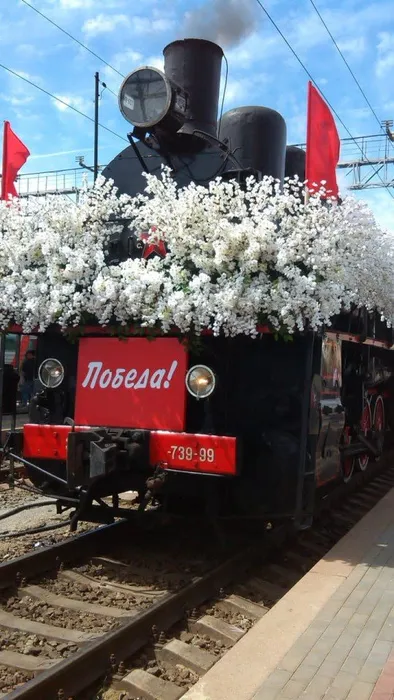 6 мая 2021 года на главный жд-вокзал Ростова приехал легендарный поезд «Победы». Встречать поезд пришло много людей, в том числе наши школьники с родителями . Мероприятие сопровождалось выступлениями творческих коллективов . Всё желающие смогли отведать блюда полевой кухни, почувствовать себя автоматчиками и водителями военных машин.&nbsp;Но, самое главное, что все получили массу приятных эмоций!