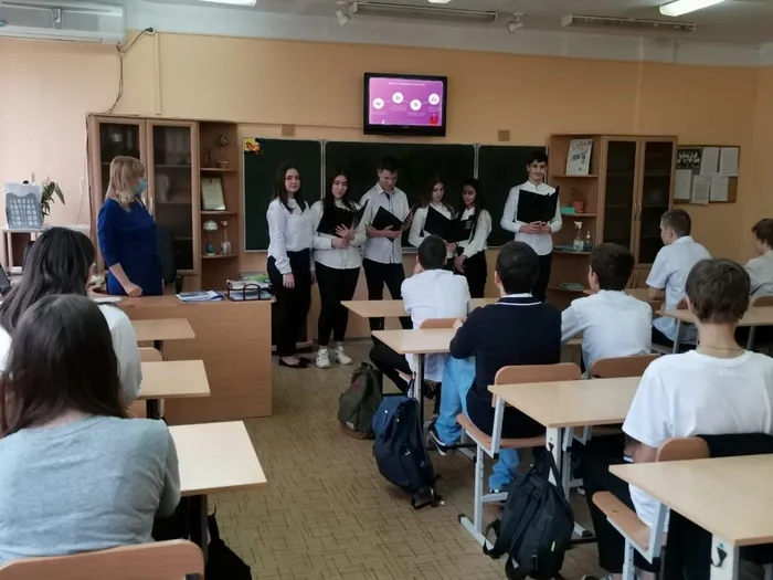 1 декабря прошёл всемирный день борьбы со СПИДОМ.
Педагоги провели нам классный час и рассказали факты о СПИДе, пути передачи и профилактики заболевания. В конце часа мы решали задания на закрепление знаний про СПИД.