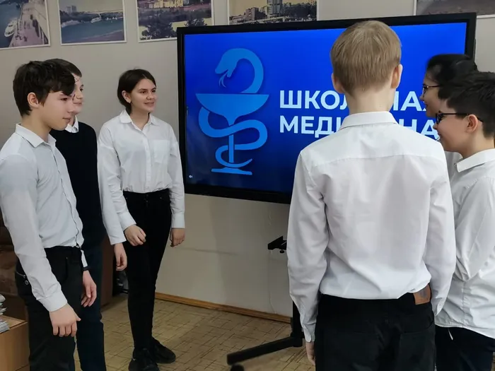 6 апреля 2021 года в преддверие Всемирного дня здоровья, команда Молодые медики школы» приняли участие в он- лайн трансляции «Школьная медицина. Жизнь прекрасна!» , в рамках которой состоялся квиз на тему «Здоровый образ жизни». Квиз провели Алина Гулько, студент РостГМУ и Роман Поликарпов, заместитель главного врача по профилактике МБУЗ «ДБ № 1».