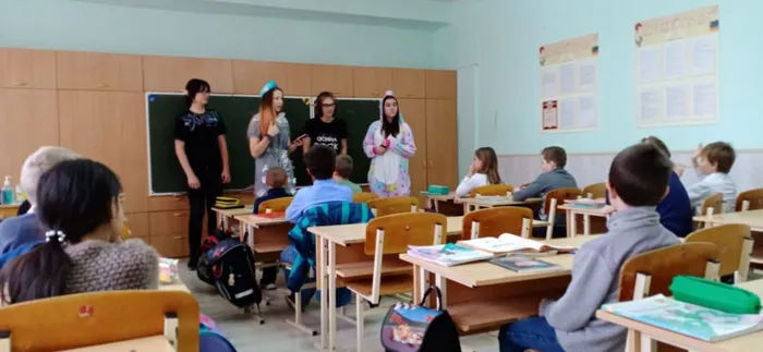 Вчера, мы участники движения РДШ провели в начальной школе день написания письма Деду Морозу.
К ним пришла снегурочка и её верные друзья - Единоржка Тома и 2 элфа (Люсьен и Фанфуд). Мы играли, танцевали и не забыли про письма. Подняли настроение детям перед НОВЫМ ГОДОМ❄❄❤