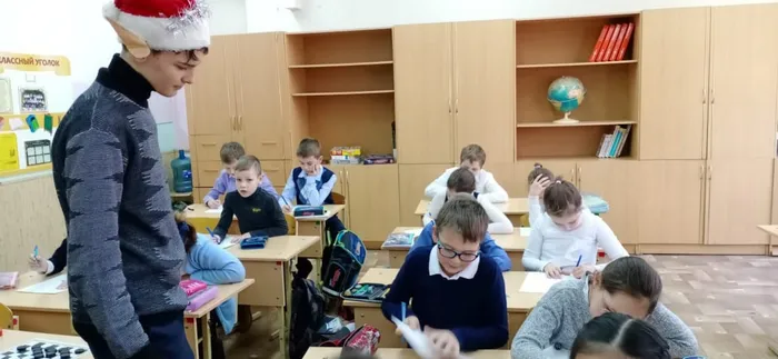 Вчера, мы участники движения РДШ провели в начальной школе день написания письма Деду Морозу.
К ним пришла снегурочка и её верные друзья - Единоржка Тома и 2 элфа (Люсьен и Фанфуд). Мы играли, танцевали и не забыли про письма. Подняли настроение детям перед НОВЫМ ГОДОМ❄❄❤
