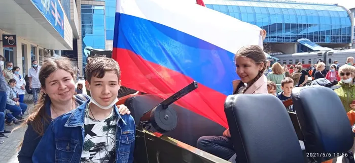 6 мая 2021 года на главный жд-вокзал Ростова приехал легендарный поезд «Победы». Встречать поезд пришло много людей, в том числе наши школьники с родителями . Мероприятие сопровождалось выступлениями творческих коллективов . Всё желающие смогли отведать блюда полевой кухни, почувствовать себя автоматчиками и водителями военных машин.&nbsp;Но, самое главное, что все получили массу приятных эмоций!