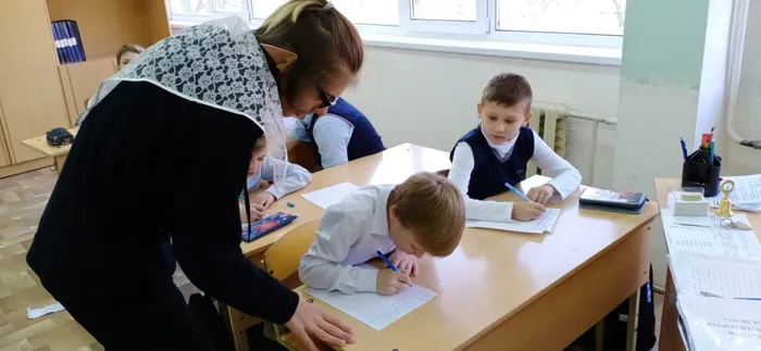 Вчера, мы участники движения РДШ провели в начальной школе день написания письма Деду Морозу.
К ним пришла снегурочка и её верные друзья - Единоржка Тома и 2 элфа (Люсьен и Фанфуд). Мы играли, танцевали и не забыли про письма. Подняли настроение детям перед НОВЫМ ГОДОМ❄❄❤