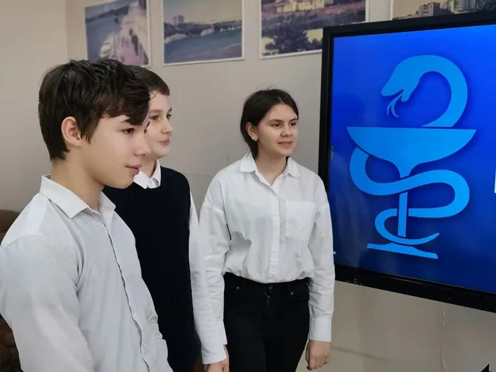 6 апреля 2021 года в преддверие Всемирного дня здоровья, команда Молодые медики школы» приняли участие в он- лайн трансляции «Школьная медицина. Жизнь прекрасна!» , в рамках которой состоялся квиз на тему «Здоровый образ жизни». Квиз провели Алина Гулько, студент РостГМУ и Роман Поликарпов, заместитель главного врача по профилактике МБУЗ «ДБ № 1».