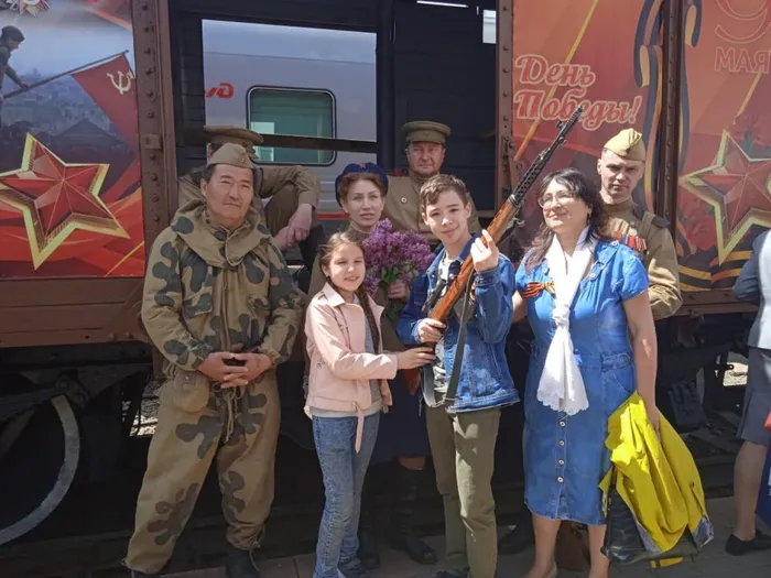 6 мая 2021 года на главный жд-вокзал Ростова приехал легендарный поезд «Победы». Встречать поезд пришло много людей, в том числе наши школьники с родителями . Мероприятие сопровождалось выступлениями творческих коллективов . Всё желающие смогли отведать блюда полевой кухни, почувствовать себя автоматчиками и водителями военных машин.&nbsp;Но, самое главное, что все получили массу приятных эмоций!