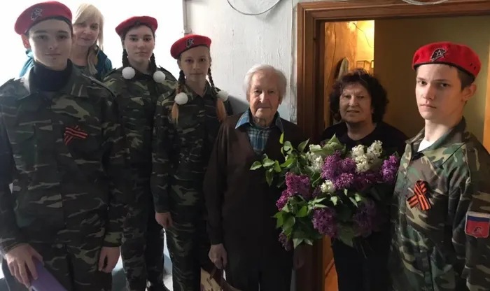 С праздником&nbsp; &nbsp;Победы в Великой Отечественной войне юнармейцы школы тепло&nbsp; поздравили&nbsp;ветеранов&nbsp; &nbsp;Великой&nbsp; Отечественной войны&nbsp;Ивкович Николая Прохоровича и Дюмину Надежду Григорьевну.