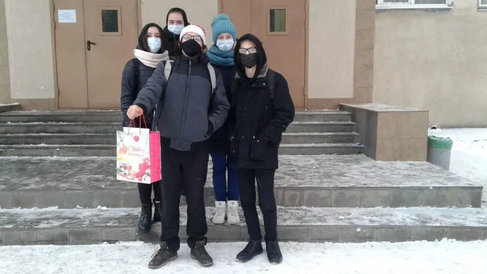 Активисты РДШ под руководством заместителя директора по воспитательной работе Алоевой Марины Андреевны и учителя истории Сидоркиной Ольги Николаевны приняли участие в городской благотворительной акции детских и молодежных общественных объединений "Рождественский перезвон".