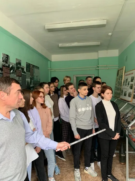В рамках месячника оборонно-массовой работы и военно-патриотической работы 26 февраля 2021 года учителями школы Суворовым Сергееем Александровичем и Сидоркиной Ольгой Николаевной была проведена обзорная экскурсия для учащихся 5"Г" класса.
