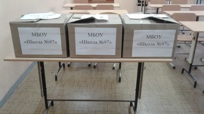 Активисты РДШ под руководством заместителя директора по воспитательной работе Алоевой Марины Андреевны и учителя истории Сидоркиной Ольги Николаевны приняли участие в городской благотворительной акции детских и молодежных общественных объединений "Рождественский перезвон"