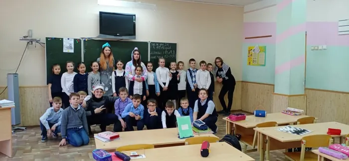 Вчера, мы участники движения РДШ провели в начальной школе день написания письма Деду Морозу.
К ним пришла снегурочка и её верные друзья - Единоржка Тома и 2 элфа (Люсьен и Фанфуд). Мы играли, танцевали и не забыли про письма. Подняли настроение детям перед НОВЫМ ГОДОМ❄❄❤