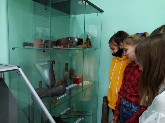 В рамках месячника оборонно-массовой работы и военно-патриотической работы 26 февраля 2021 года учителями школы Суворовым Сергееем Александровичем и Сидоркиной Ольгой Николаевной была проведена обзорная экскурсия для учащихся 5"Г" класса.