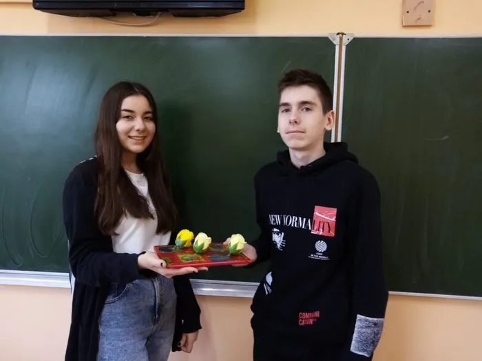 Ежегодно, 14 февраля отмечается Международный день дарения книг.

Ученицы 6 "Г" и 9 "В" классов присоединились к Всероссийской акции "Подари книгу", оформив книги и подарив их друг другу.