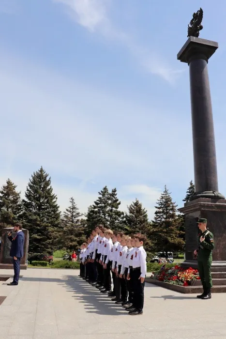 Обучающийся 6 «Б» класса Пономарев Кирилл, в составе творческого коллектива  «Соколики», принял участие в торжественной церемонии возложения гирлянды славы к мемориальному комплексу «Воинам-освободителям города Ростова-на-Дону от немецко-фашистских захватчиков»