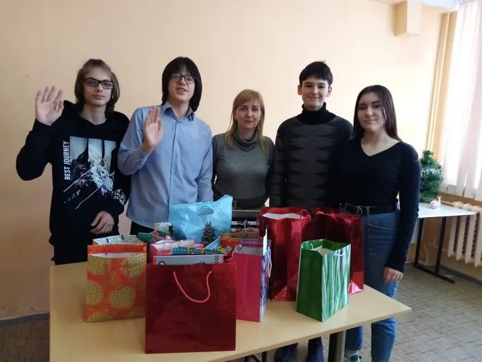 Активисты РДШ под руководством заместителя директора по воспитательной работе Алоевой Марины Андреевны и учителя истории Сидоркиной Ольги Николаевны приняли участие в городской благотворительной акции детских и молодежных общественных объединений "Рождественский перезвон"