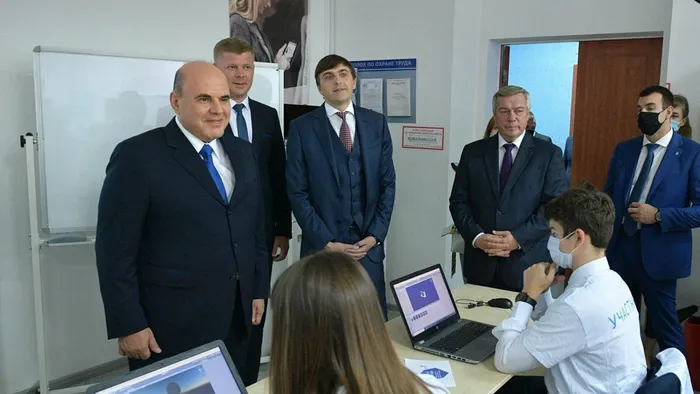 2 октября 2020 года ученики нашей школы - Зинько Юрий, Будьков Вячеслав, Саакян Альберт , под руководством заместителя директора - Шаповаловой Ольги Николаевны , приняли участие в профпробах , в рамках реализации проекта «Билет в будущее», которые проходили на базе площадки РКСИ . Мероприятие посетили - Председатель Правительства Российской Федерации Михаил Владимирович Мишустин, Министр просвещения Российской Федерации Сергей Сергеевич Кравцов и Губернатор Ростовской области Голубев Василий Юрьевич.