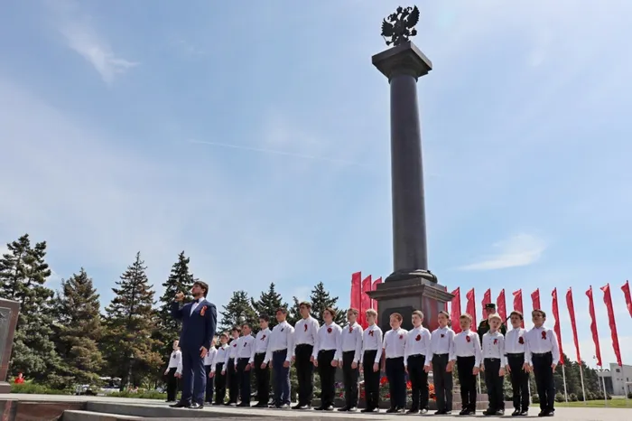 Обучающийся 6 «Б» класса Пономарев Кирилл, в составе творческого коллектива  «Соколики», принял участие в торжественной церемонии возложения гирлянды славы к мемориальному комплексу «Воинам-освободителям города Ростова-на-Дону от немецко-фашистских захватчиков»