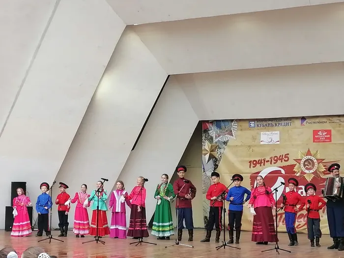 Обучающийся 6 «Б» класса МБОУ «Школа № 97» Пономарев Кирилл, в составе творческого коллектива народной песни «Соколики», принял участие в торжественной церемонии возложения гирлянды славы к мемориальному комплексу «Воинам-освободителям города Ростова-на-Дону от немецко-фашистских захватчиков» стела «Ростов-на-Дону – город воинской славы». Юный артист совместно с солистами исполняли песню "Спасибо деду за Победу!"