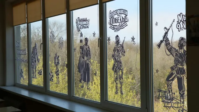 В МБОУ “Школа 97” проходит  акция “Окна Победы”. Это совместное мероприятие  детей и родителей в творческой,нестандартной форме подчеркивает уважение , детей к подвигу   народа,сохранение памяти поколений .