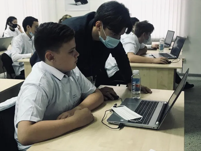 2 октября 2020 года ученики нашей школы - Зинько Юрий, Будьков Вячеслав, Саакян Альберт , под руководством заместителя директора - Шаповаловой Ольги Николаевны , приняли участие в профпробах , в рамках реализации проекта «Билет в будущее», которые проходили на базе площадки РКСИ . Мероприятие посетили - Председатель Правительства Российской Федерации Михаил Владимирович Мишустин, Министр просвещения Российской Федерации Сергей Сергеевич Кравцов и Губернатор Ростовской области Голубев Василий Юрьевич.