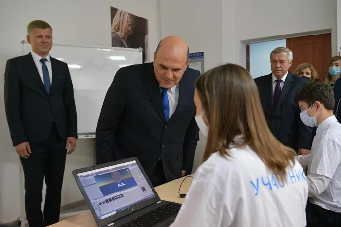 2 октября 2020 года ученики нашей школы - Зинько Юрий, Будьков Вячеслав, Саакян Альберт , под руководством заместителя директора - Шаповаловой Ольги Николаевны , приняли участие в профпробах , в рамках реализации проекта «Билет в будущее», которые проходили на базе площадки РКСИ . Мероприятие посетили - Председатель Правительства Российской Федерации Михаил Владимирович Мишустин, Министр просвещения Российской Федерации Сергей Сергеевич Кравцов и Губернатор Ростовской области Голубев Василий Юрьевич.