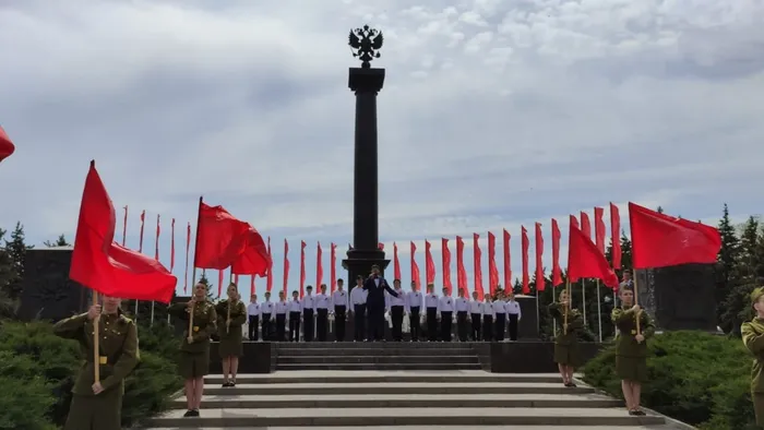 Обучающийся 6 «Б» класса МБОУ «Школа № 97» Пономарев Кирилл, в составе творческого коллектива народной песни «Соколики», принял участие в торжественной церемонии возложения гирлянды славы к мемориальному комплексу «Воинам-освободителям города Ростова-на-Дону от немецко-фашистских захватчиков» стела «Ростов-на-Дону – город воинской славы». Юный артист совместно с солистами исполняли песню "Спасибо деду за Победу!"