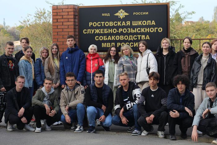 25 октября обучающиеся 11х классов, под руководством классных руководителей Павлова С.В. и Линкевич Н.В. посетили  Ростовскую школу служебно-розыскного собаководства.