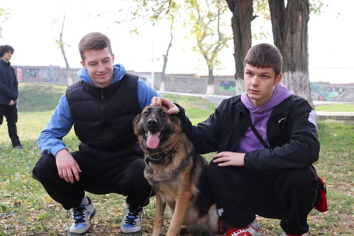 25 октября обучающиеся 11х классов, под руководством классных руководителей Павлова С.В. и Линкевич Н.В. посетили  Ростовскую школу служебно-розыскного собаководства.