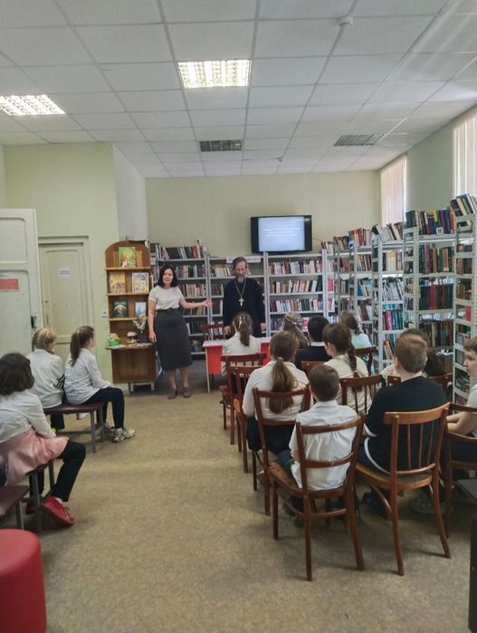 В рамках реализации муниципального проекта "Историческая параллель " 18 апреля  2024 года учащиеся 4 класса" Б" МБОУ "Школа  97", посетили библиотеку имени Чуковского.